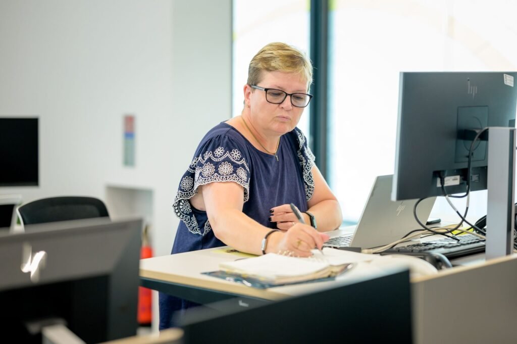 Persoon bekijkt rustig profielen op een laptop en maakt notities
