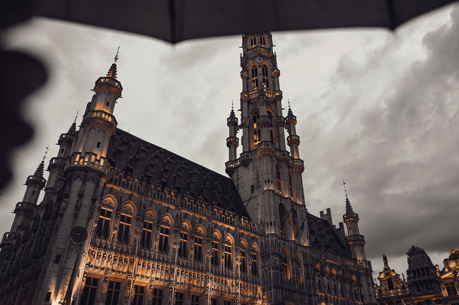 Rustig dorpsplein in Grimbergen bij valavond met historische gebouwen