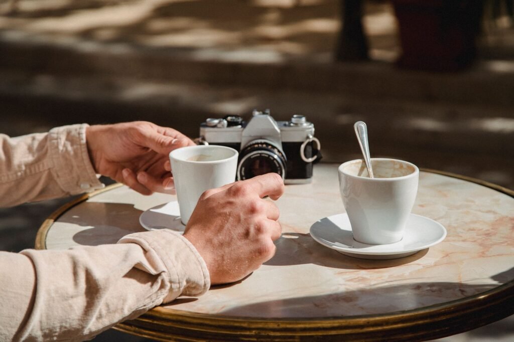 Twee koffiekopjes op een houten tafel in een rustig café