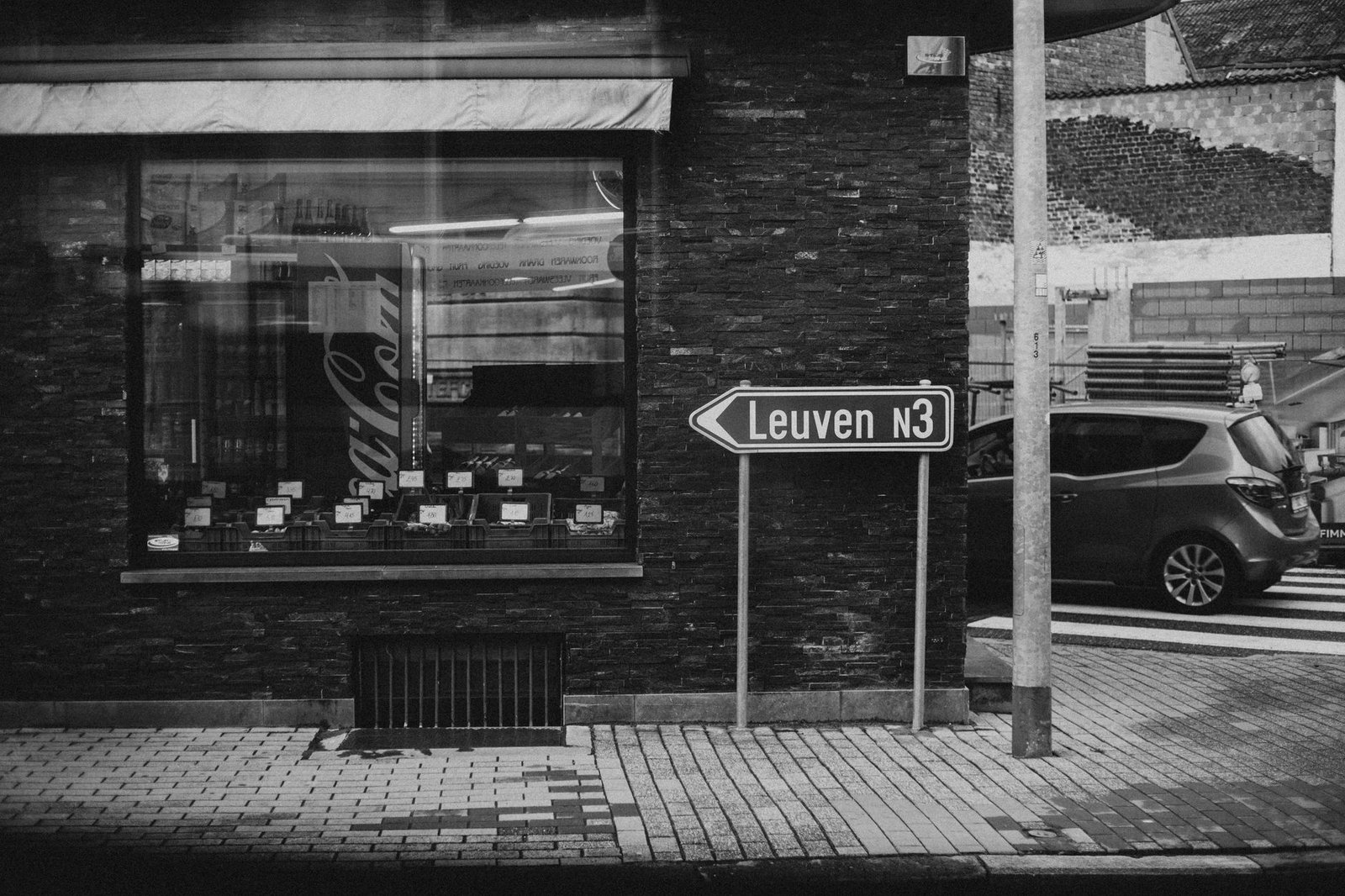 Rustige straat in Leuven bij schemer met historische gebouwen en warm straatlicht