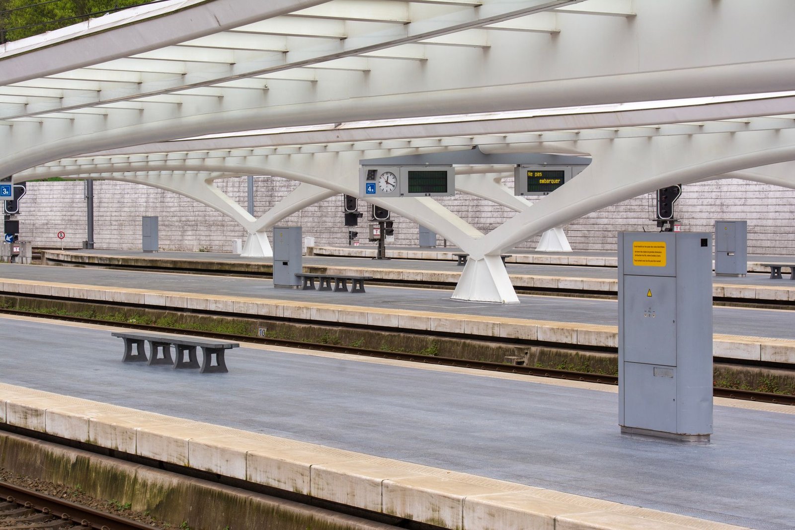 Rustig perron van een klein station in de Ardense provincie Luxemburg bij late namiddaglicht