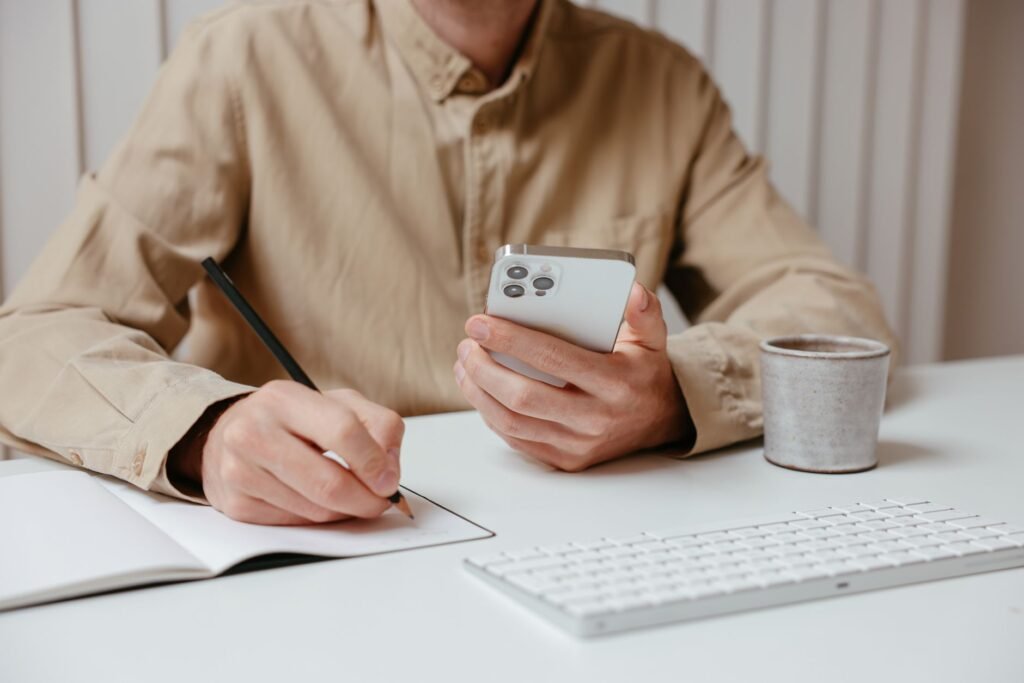 Smartphone met directory op tafel, rustig plannen van een eerste afspraak