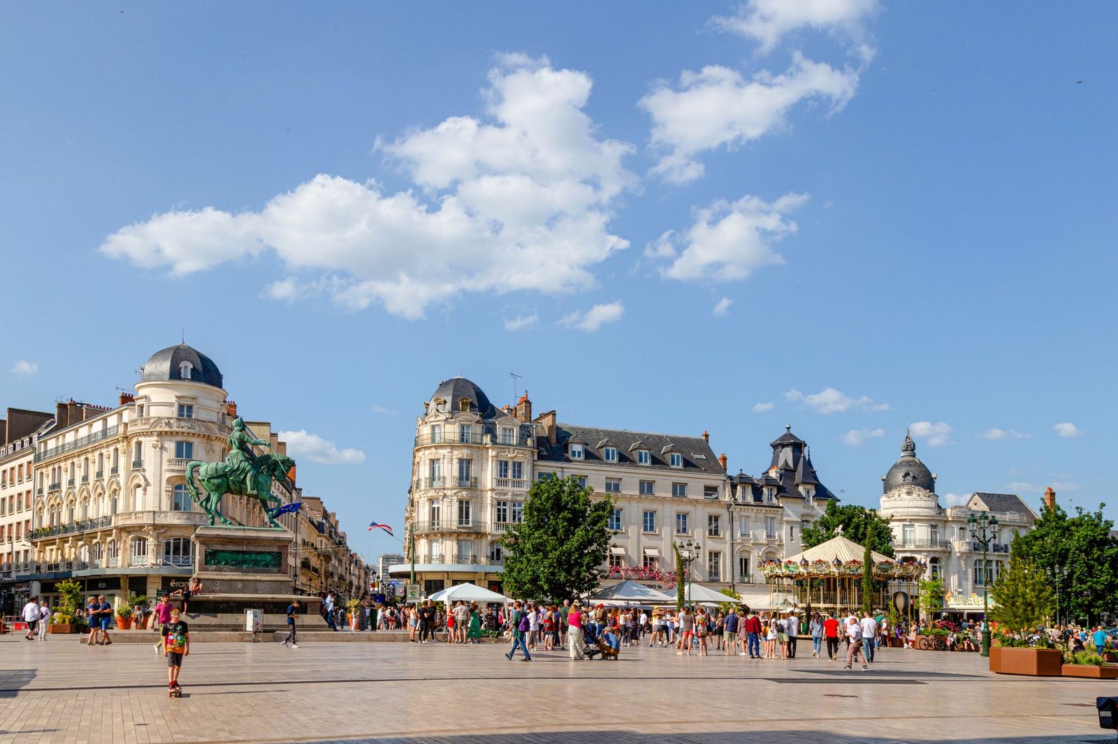 Place centrale de Marche-en-Famenne au crépuscule, pavés et façades traditionnelles, ambiance calme