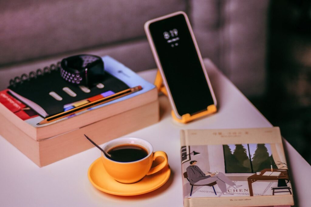 Smartphone en notitieboek op een houten tafel, symbool voor het rustig lezen van profielen en het voorbereiden van een eerste contact