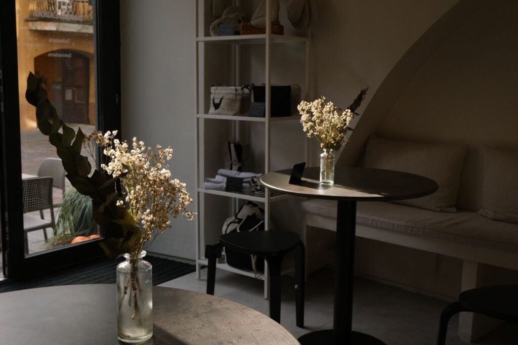 Intérieur calme d'un café ou hall d'hôtel à Bruxelles pour une rencontre discrète