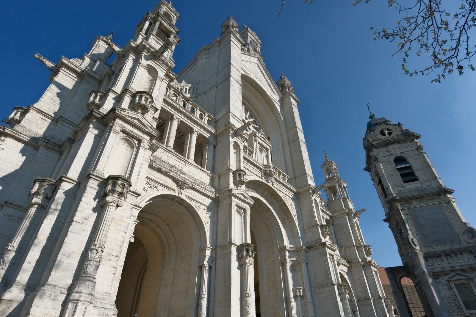 Rustige woonstraat in Koekelberg met de basiliek op de achtergrond
