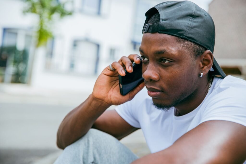 Visiteur consultant son téléphone dans un hall d'hôtel à Bruxelles