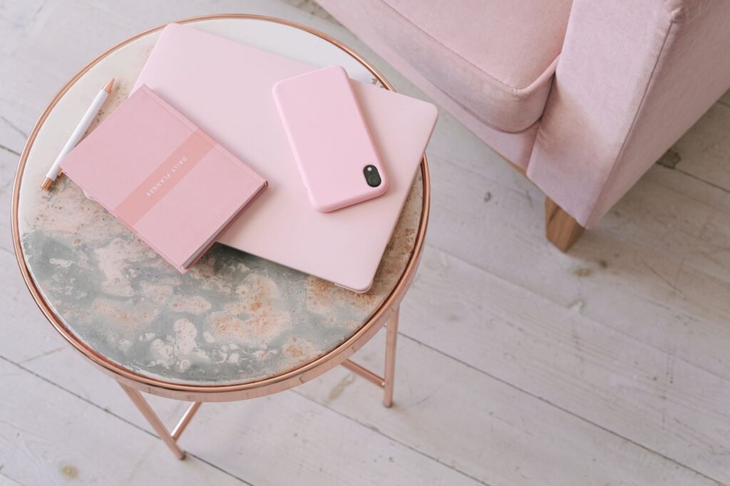 Smartphone, notitieboek en pen op een houten tafel bij zacht daglicht