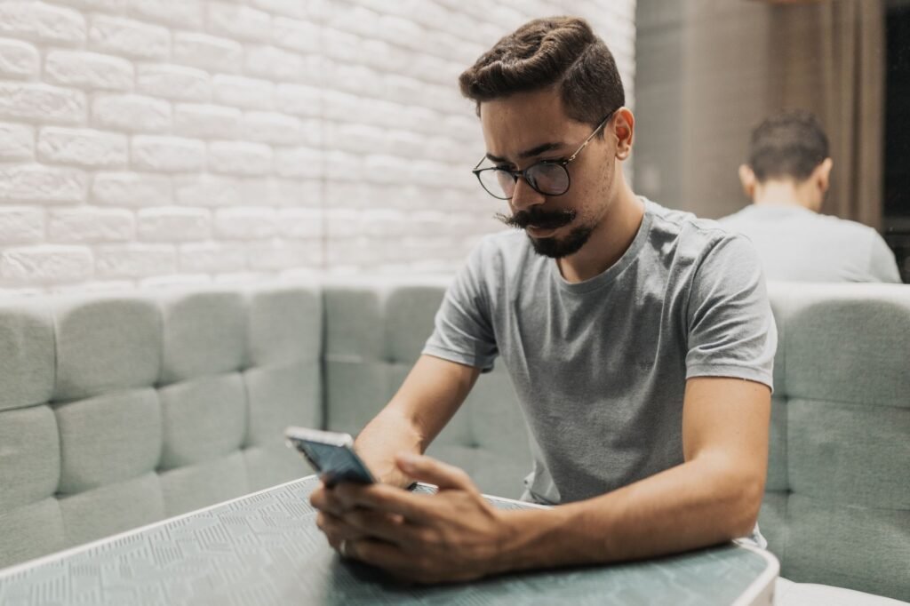 Smartphone met koffie op een tafel als metafoor voor discreet profielen lezen