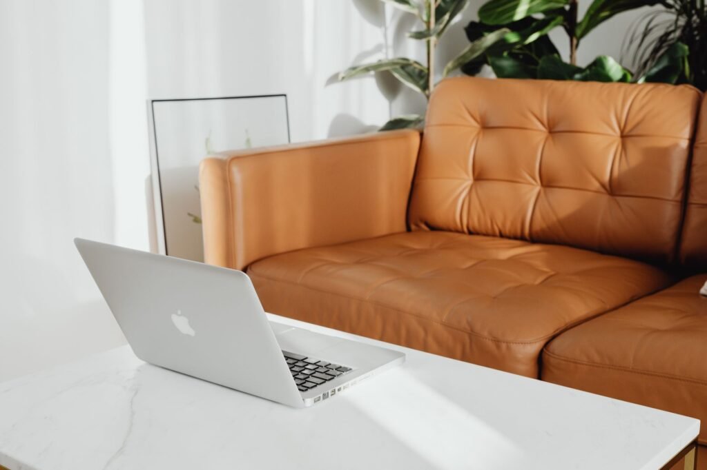 Laptop en koffiekopje op een houten tafel tijdens het rustig online verkennen van een profiel