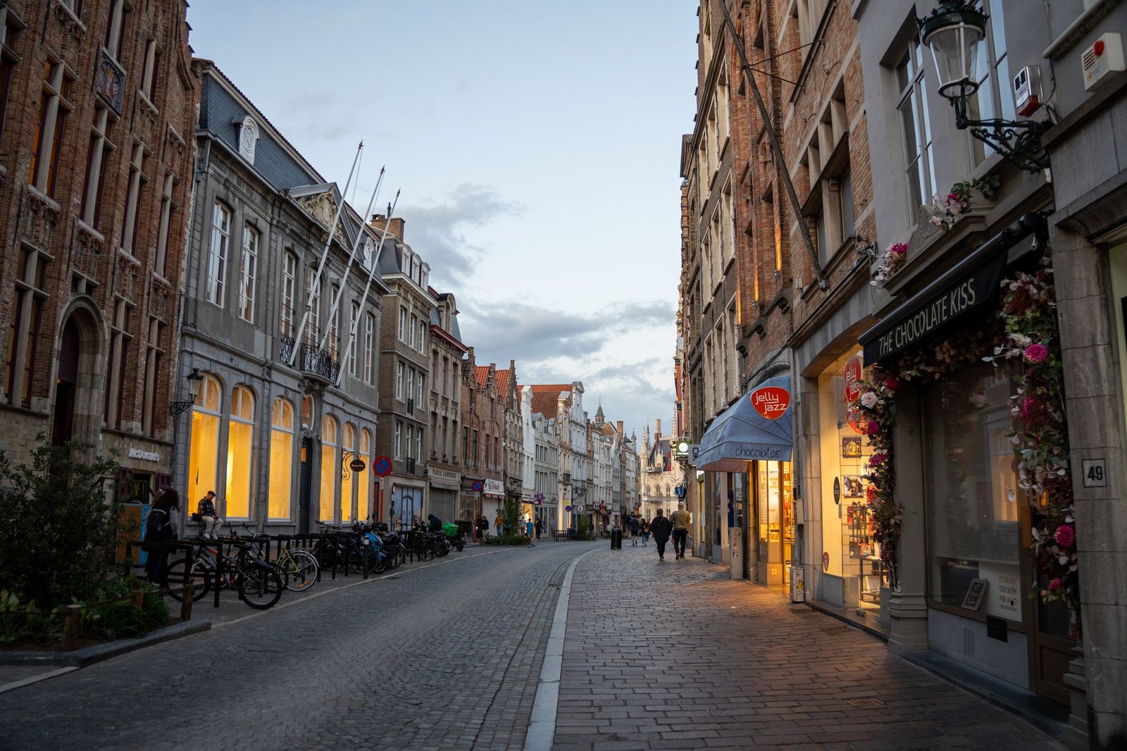 Avondstraat in Roeselare met bakstenen gebouwen en warme verlichting