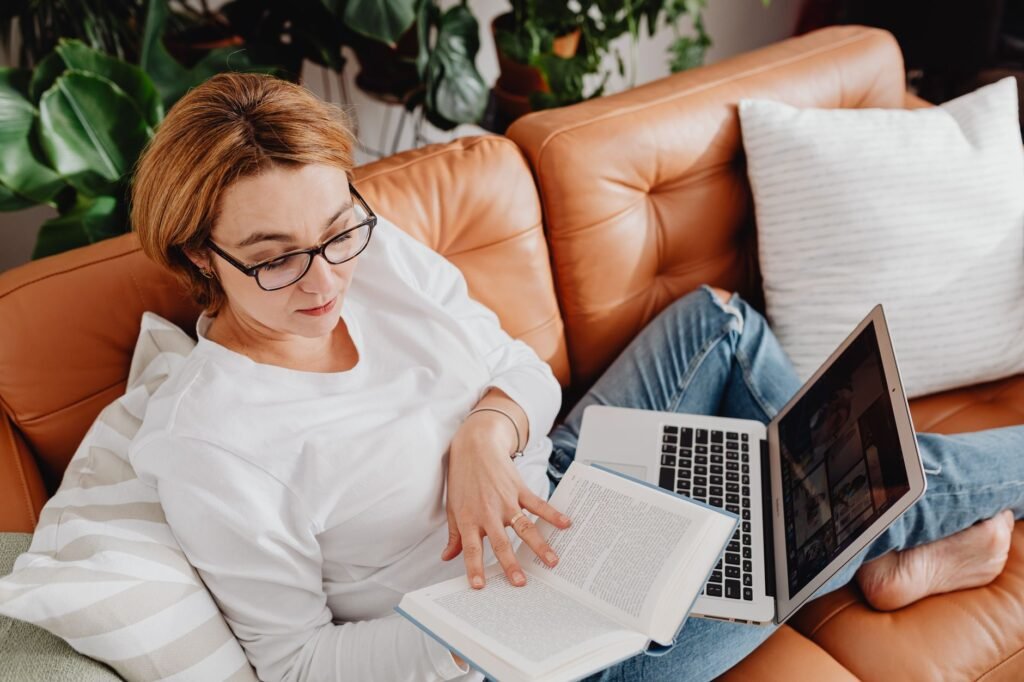 Persoon leest rustig een profiel op een laptop voor hij contact opneemt