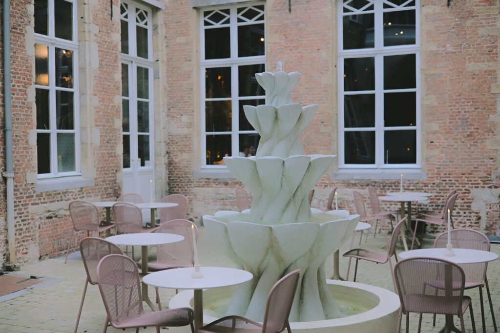 Knus cafΓ©-interieur met twee koffiekopjes bij het raam