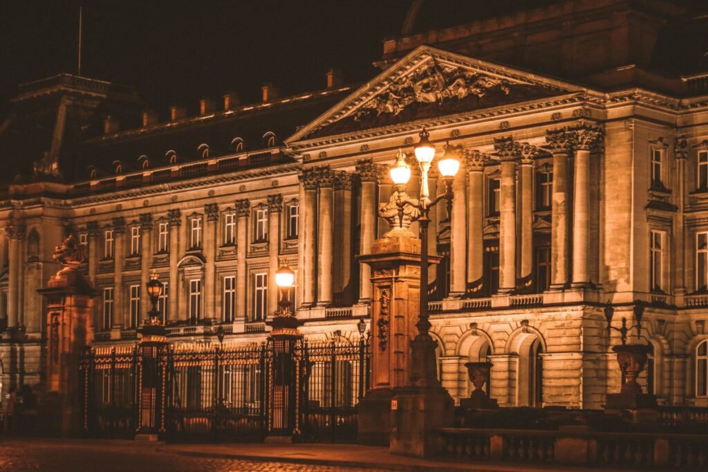 Coin de rue discret à Bruxelles la nuit, éclairage ambiant et bâtiments en brique
