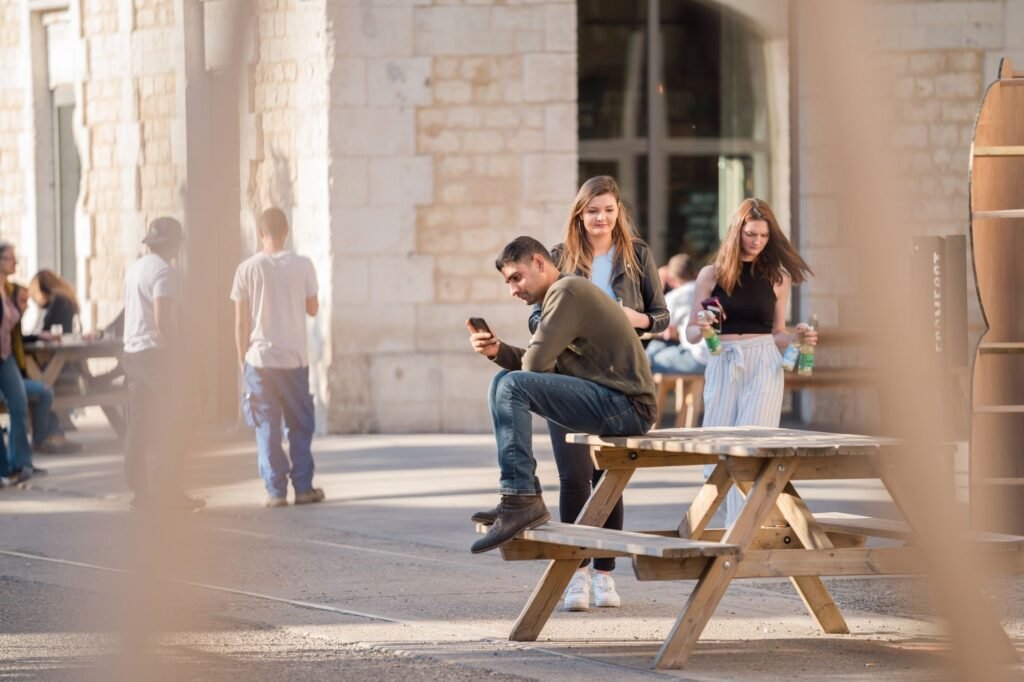 Iemand bereidt een afspraak voor via de smartphone in een Brussels café