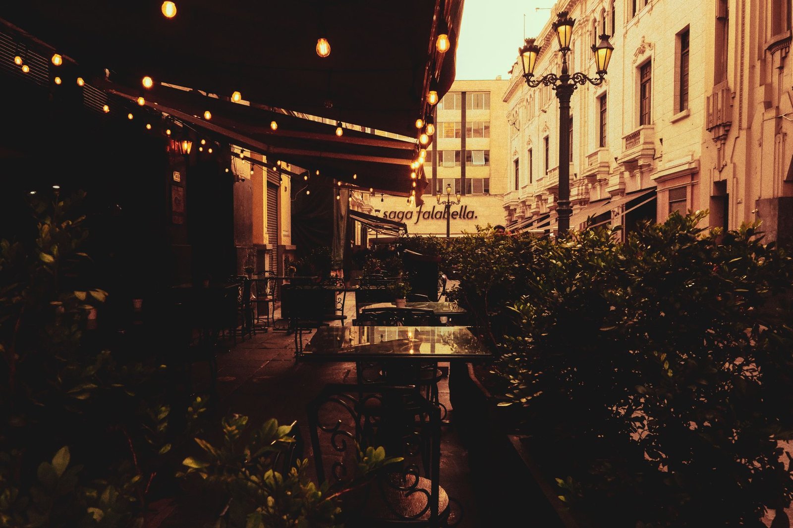 Rustige avondstraat in een Europese stad met warme verlichting en een café op de achtergrond