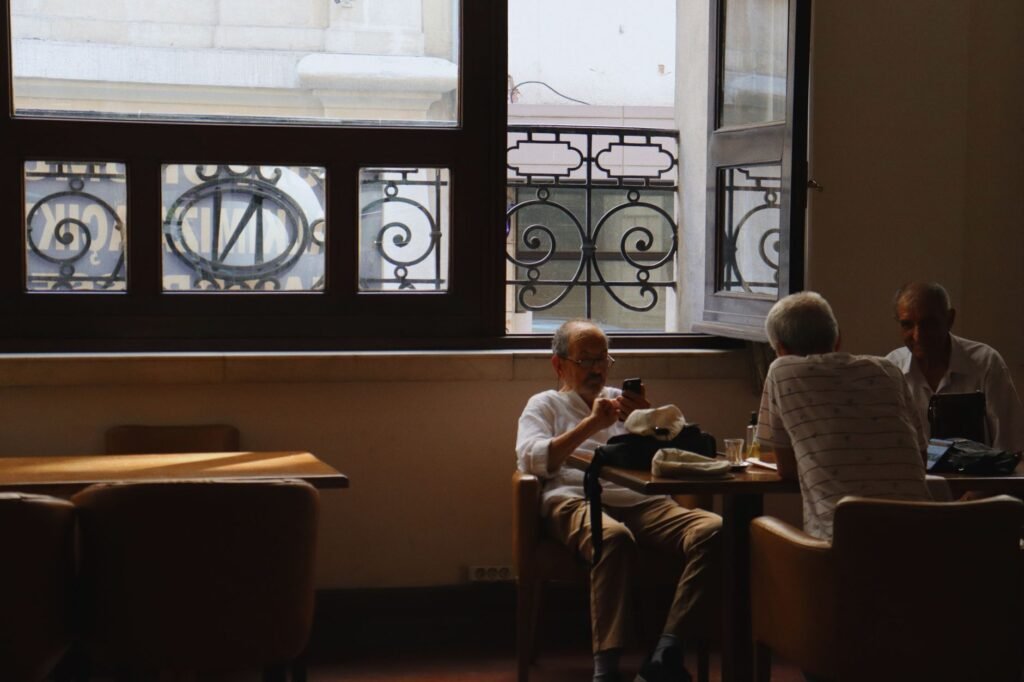 Twee volwassenen in gesprek aan een tafel tijdens een rustige kennismaking