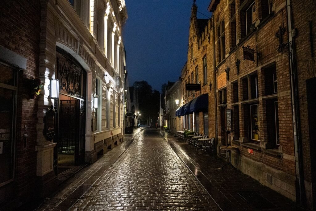 Rustige straat in een Limburgse gemeente bij schemering
