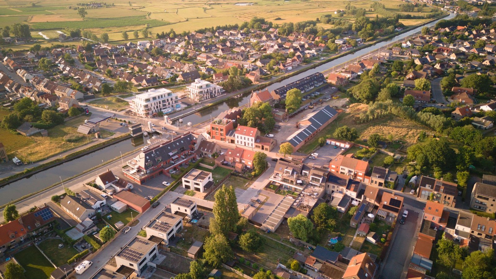 Rustige straat in Grimbergen bij valavond met bakstenen huizen en kerktoren