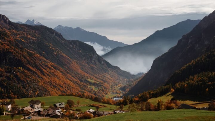Guide escort à Couvin pour visiteurs : préparer une rencontre discrète dans la vallée du Viroin