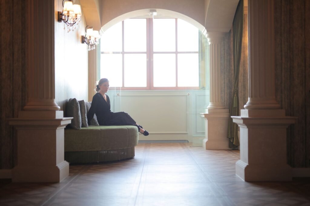 Hall d'hôtel discret et calme, éclairage tamisé
