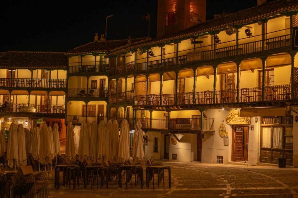 Rustig terras in een kleine Europese stad bij avond, geschikt voor een discrete ontmoeting