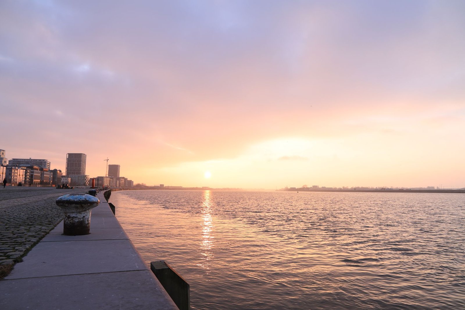 Avondzicht over Huy aan de Maas met verlichte historische gebouwen
