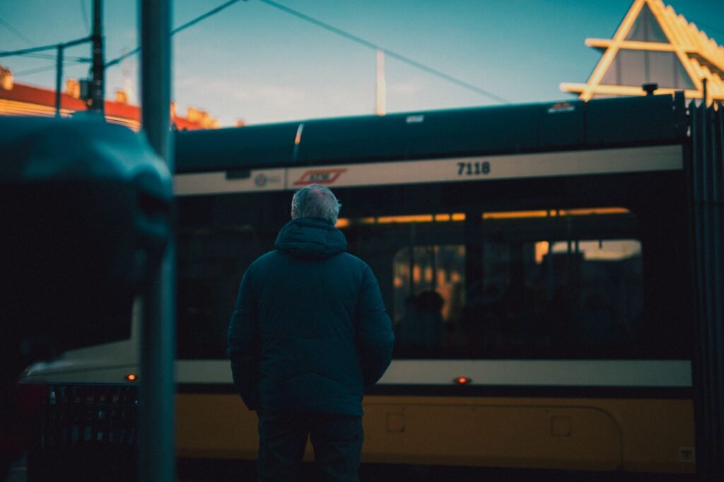 Tramhalte in Jette bij valavond met tramsporen en straatlantaarns