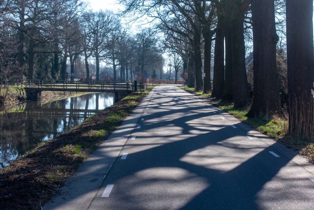 Discreet geparkeerde wagen op een rustige landelijke weg in Waals-Brabant bij schemering