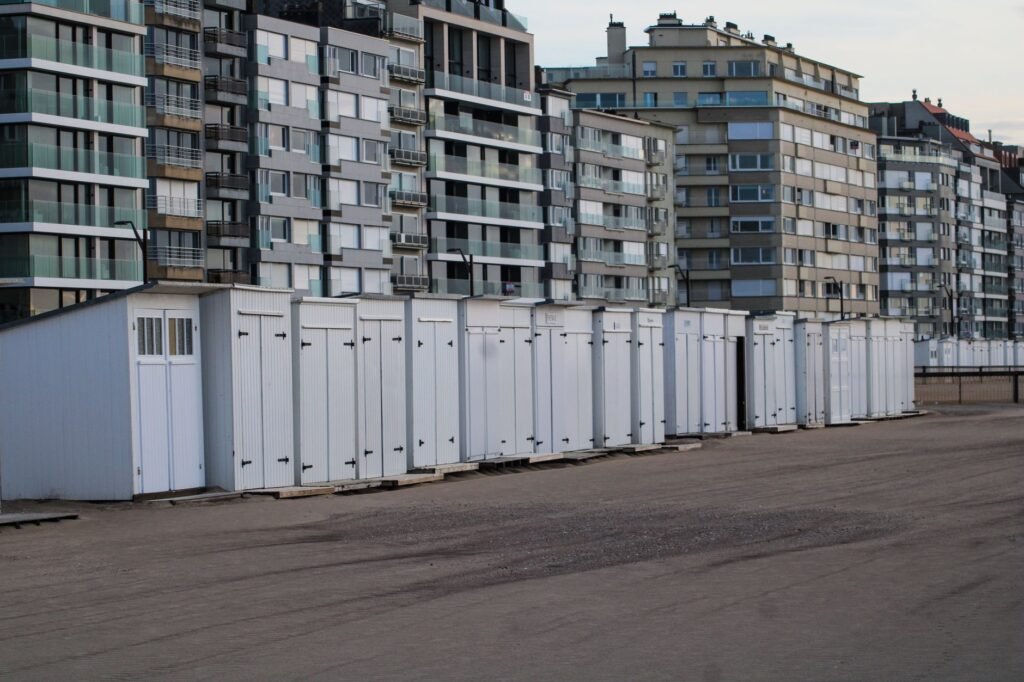 Rustige straat bij het station van Knokke-Heist met bakstenen gebouwen