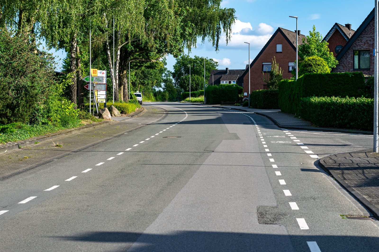 Rustige groene straat in een dorp in Waals-Brabant, ideaal als discreet decor voor een bezoek aan Lasne