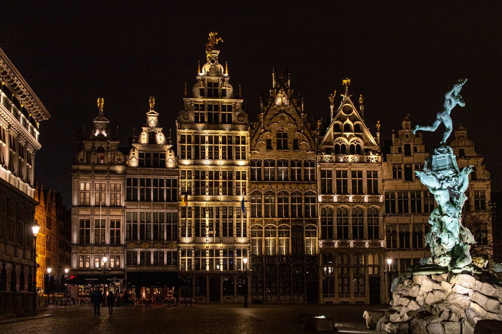 Avondzicht op de Grote Markt in Mechelen met de Sint-Romboutstoren op de achtergrond