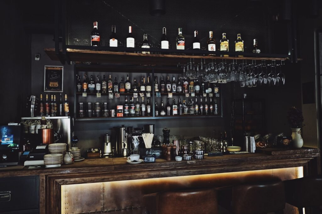 Knusse wijnbar in Brussel met warm licht en mensen die gemoedelijk praten