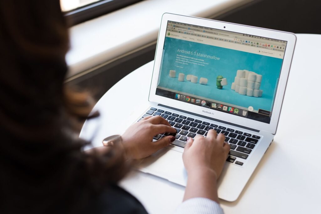 Personne consultant un annuaire en ligne sur son ordinateur portable dans un cadre calme
