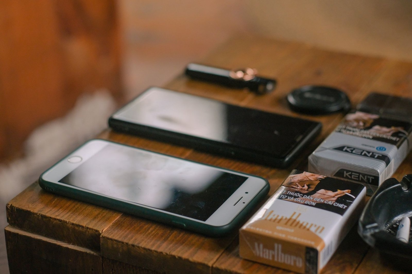 Smartphone et carnet sur une table de café, illustration d'une recherche réfléchie de compagnie adulte