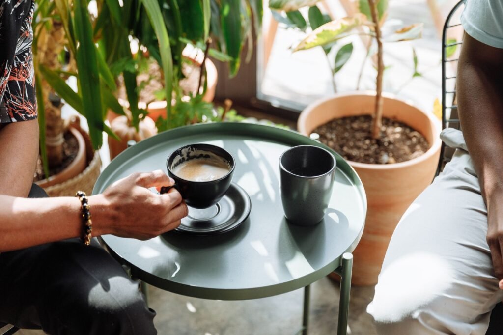 Deux tasses de café symbolisant une conversation respectueuse entre adultes