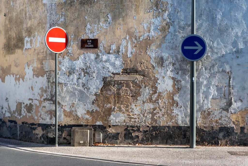 Rue paisible à Bastogne, lieu propice à une promenade et à un échange respectueux.