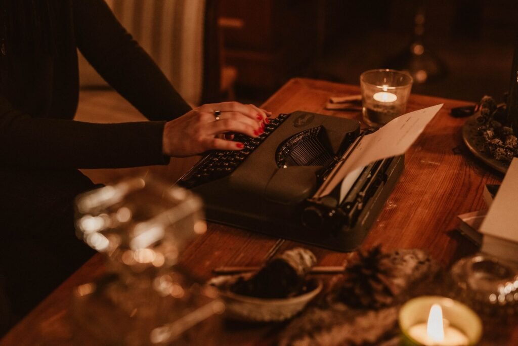 Personne rédigeant un message sur son téléphone à une table de café