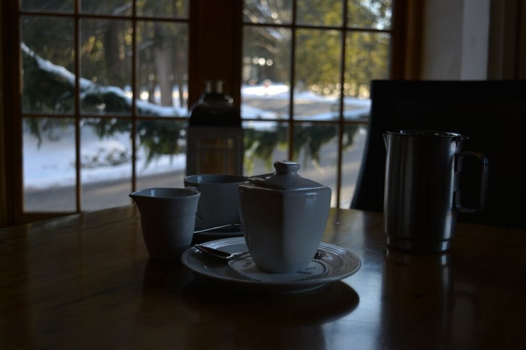 Deux tasses de café sur une table, symbole d'un premier échange posé