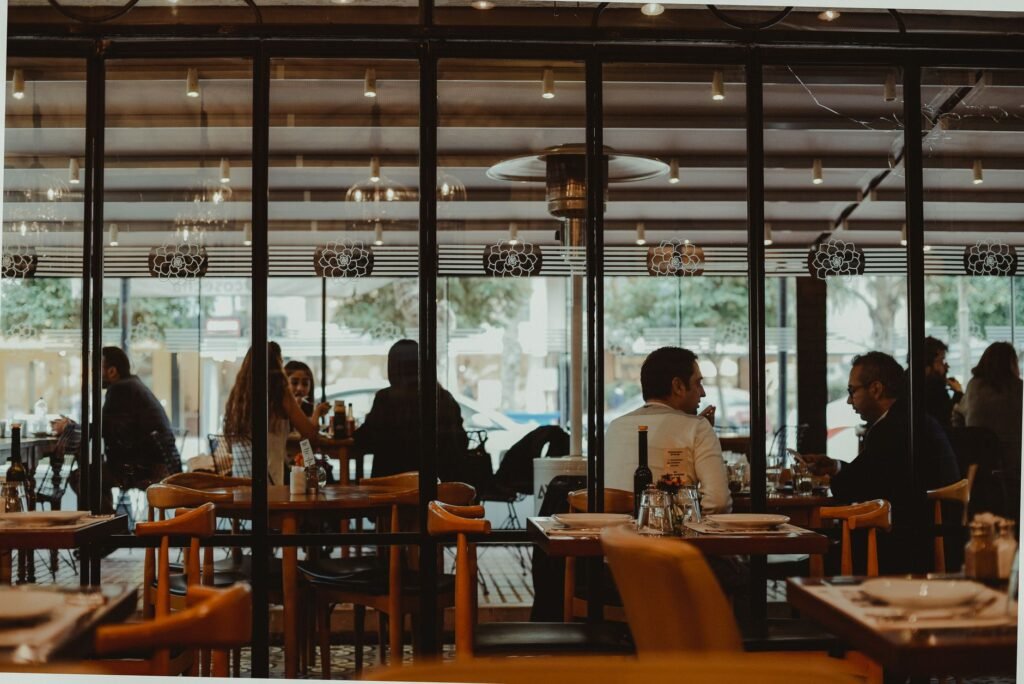 Café bruxellois calme avec deux tasses et un carnet, évoquant un échange respectueux