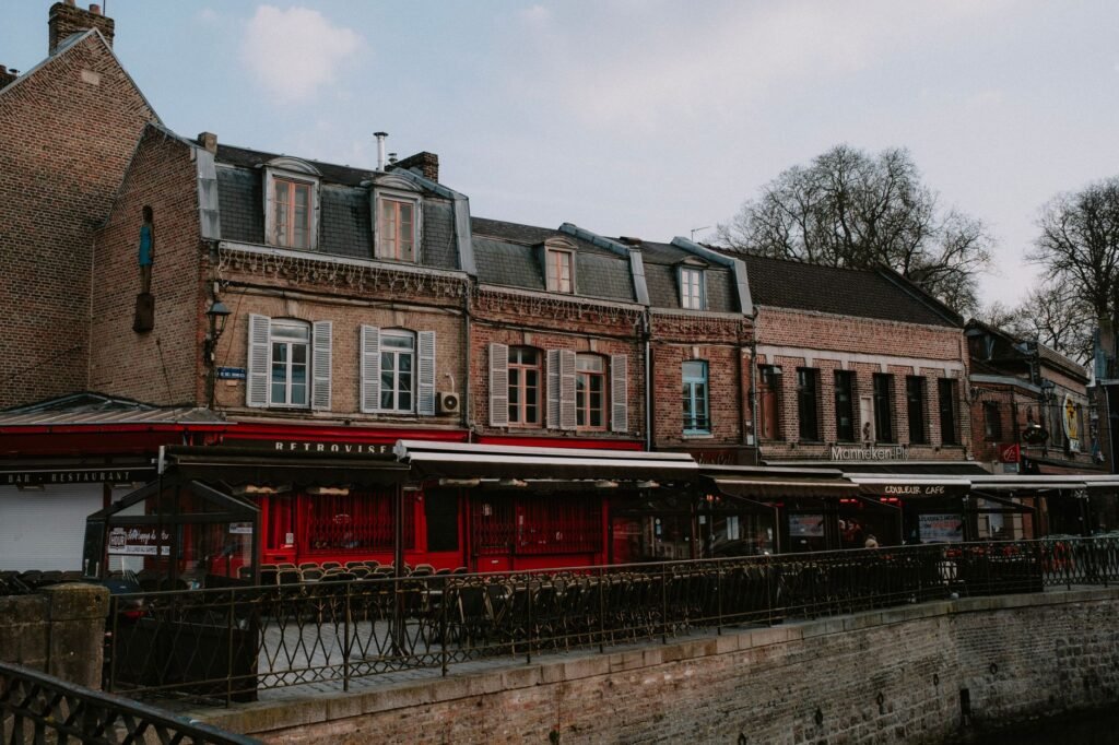Deux adultes discutant calmement en terrasse, illustrant un premier échange respectueux