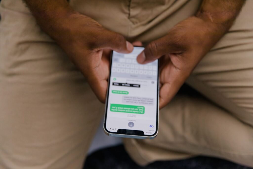 Personne préparant une communication claire et respectueuse avant une réservation