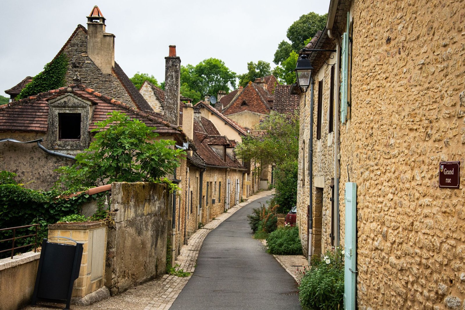 Rue calme à Aubange dans la province de Luxembourg, ambiance discrète en fin de journée