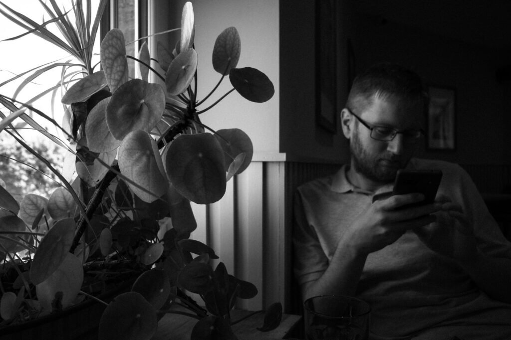 Carnet et smartphone sur une table pour préparer un message de réservation respectueux