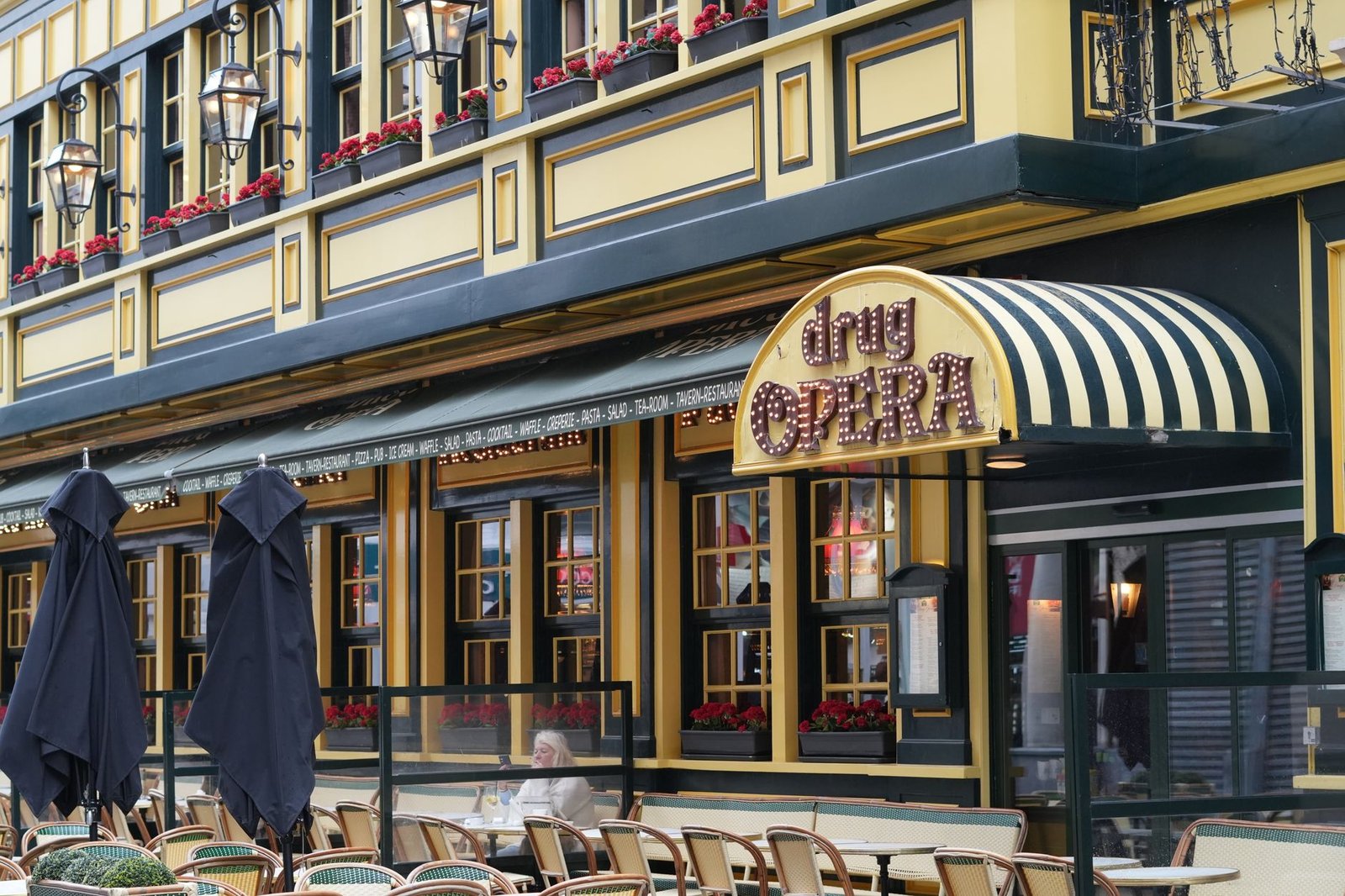 Rue calme à Ixelles, Bruxelles, avec terrasse de café et passants