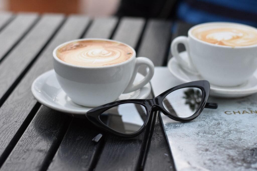 Table de café belge avec deux tasses, symbolisant un premier contact respectueux