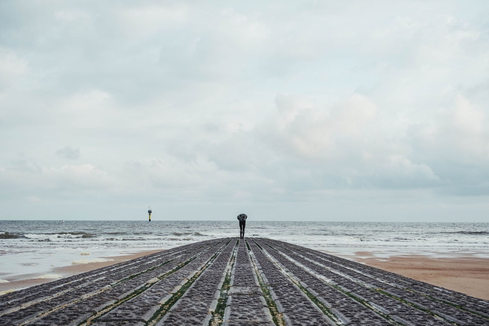 Rustige kuststraat in Knokke-Heist bij zacht ochtendlicht