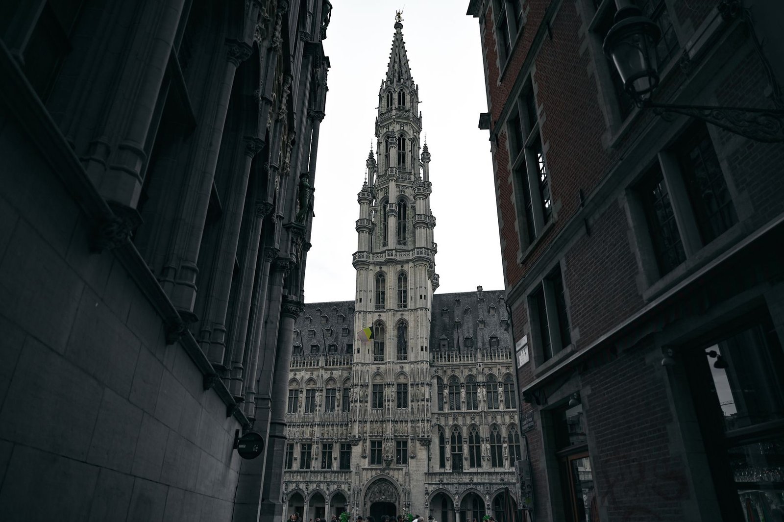 Rue calme de Saint-Gilles à Bruxelles la nuit, ambiance discrète et résidentielle