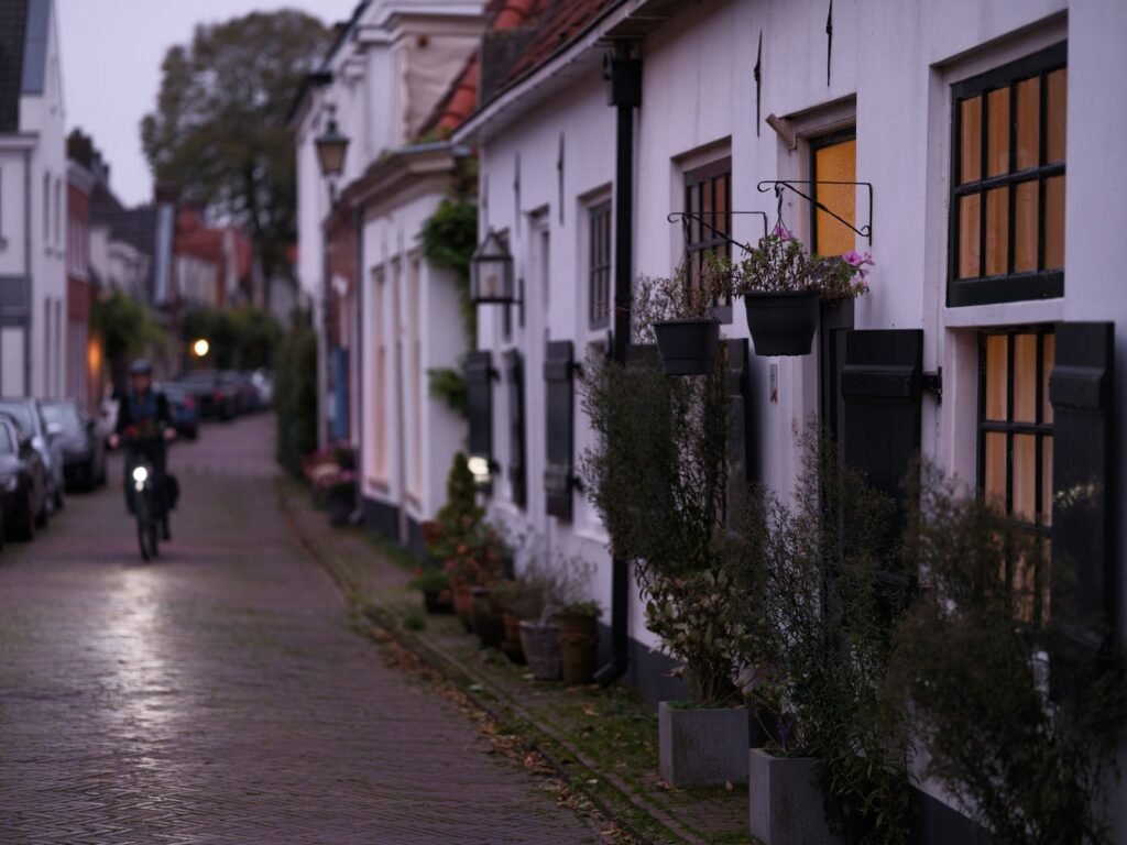 Rustige parkeerplaats bij een kleine stad in BelgiΓ« in de vroege avond