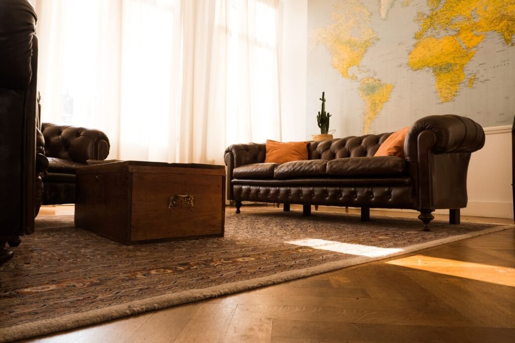 Salon d'hôtel discret à Bruxelles avec fauteuils en cuir et lumière tamisée